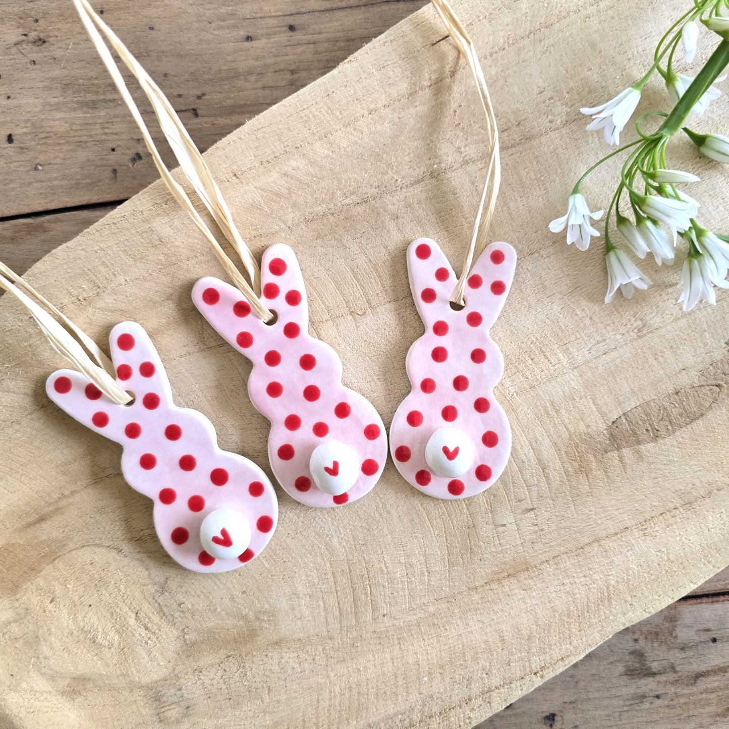 Suspensions lapin rose et rouge